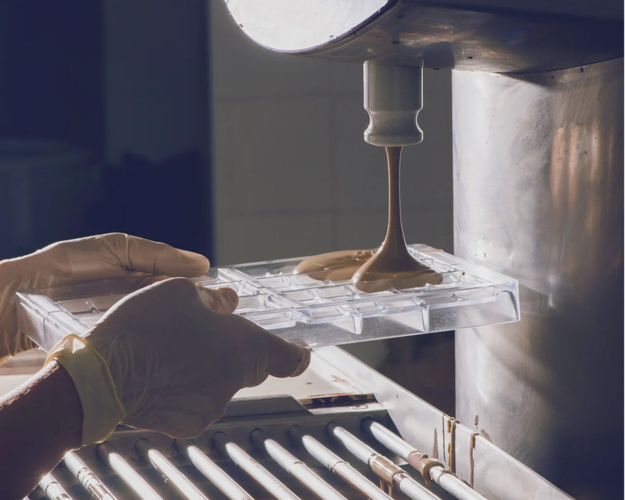 Fabrication par un artisan chocolatier bio dans une chocolaterie à bordeaux, la chocolaterie Origines.
