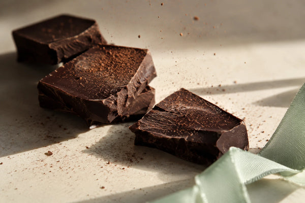 Chocolat noir et cholestérol : carrés de chocolat à plus de 70 % de cacao