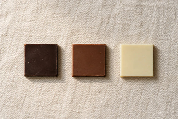 Chocolat noir, chocolat au lait et chocolat blanc côte à côte, composition du chocolat