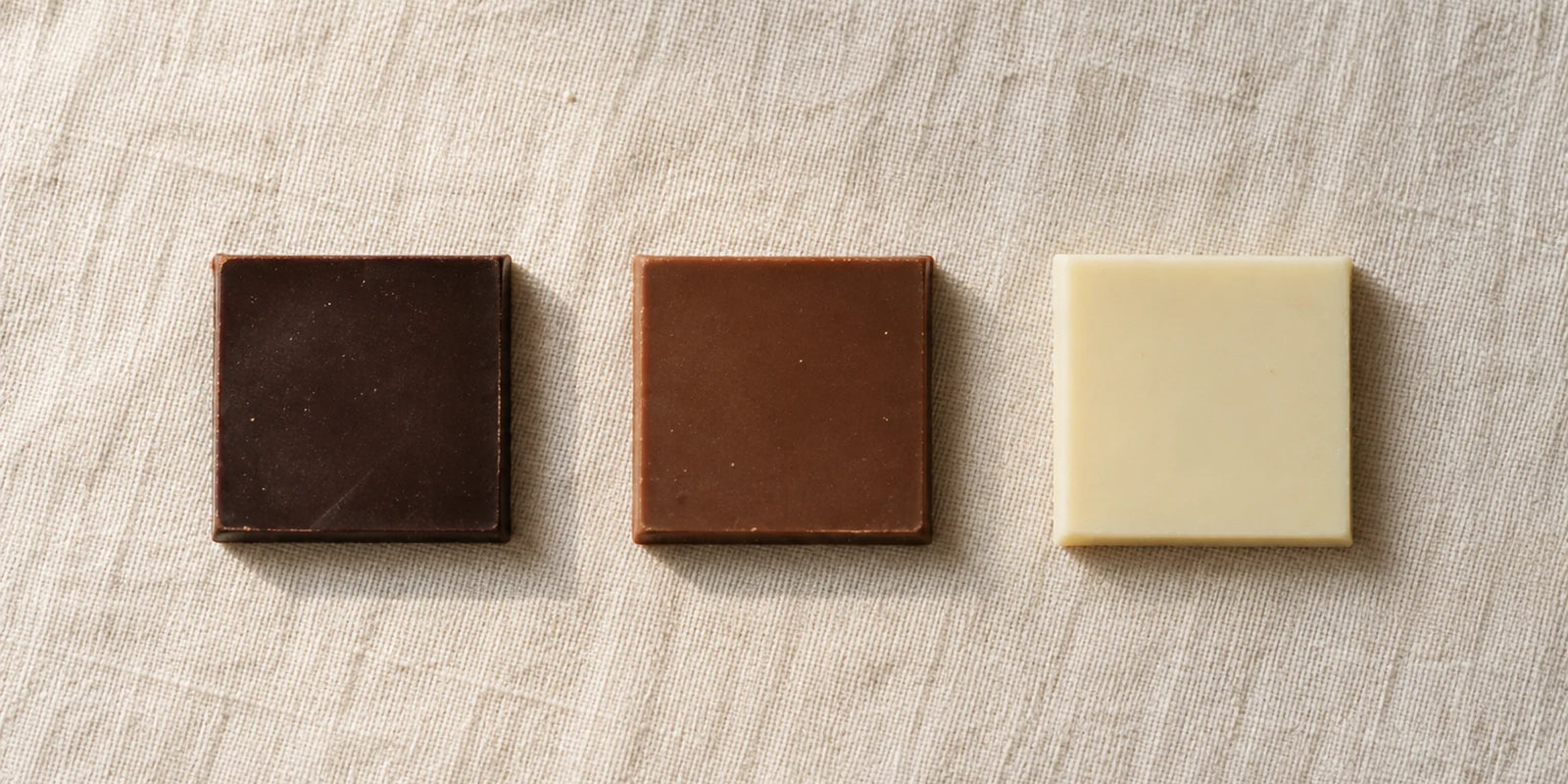 Chocolat noir, chocolat au lait et chocolat blanc côte à côte, composition du chocolat
