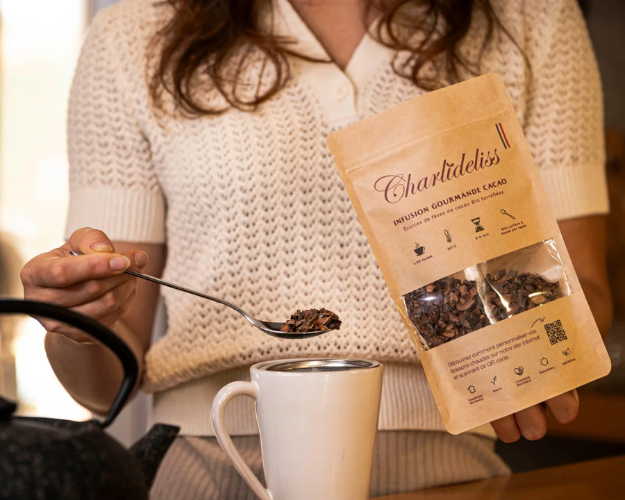 Femme se préparant une infusion cacao au pouvoir destressant naturel.