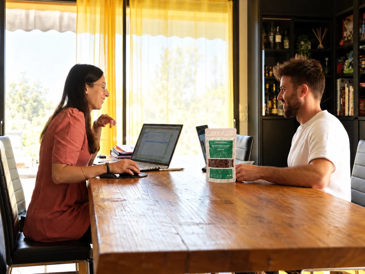 Gaby et Mallory, cofondateurs de Charlidéliss, au travail autour de la table avec le Rituel Gourmand Image