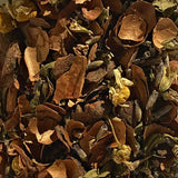 Écorces de cacao, fleurs de lavande, camomille et feuilles de mélisse en gros plan