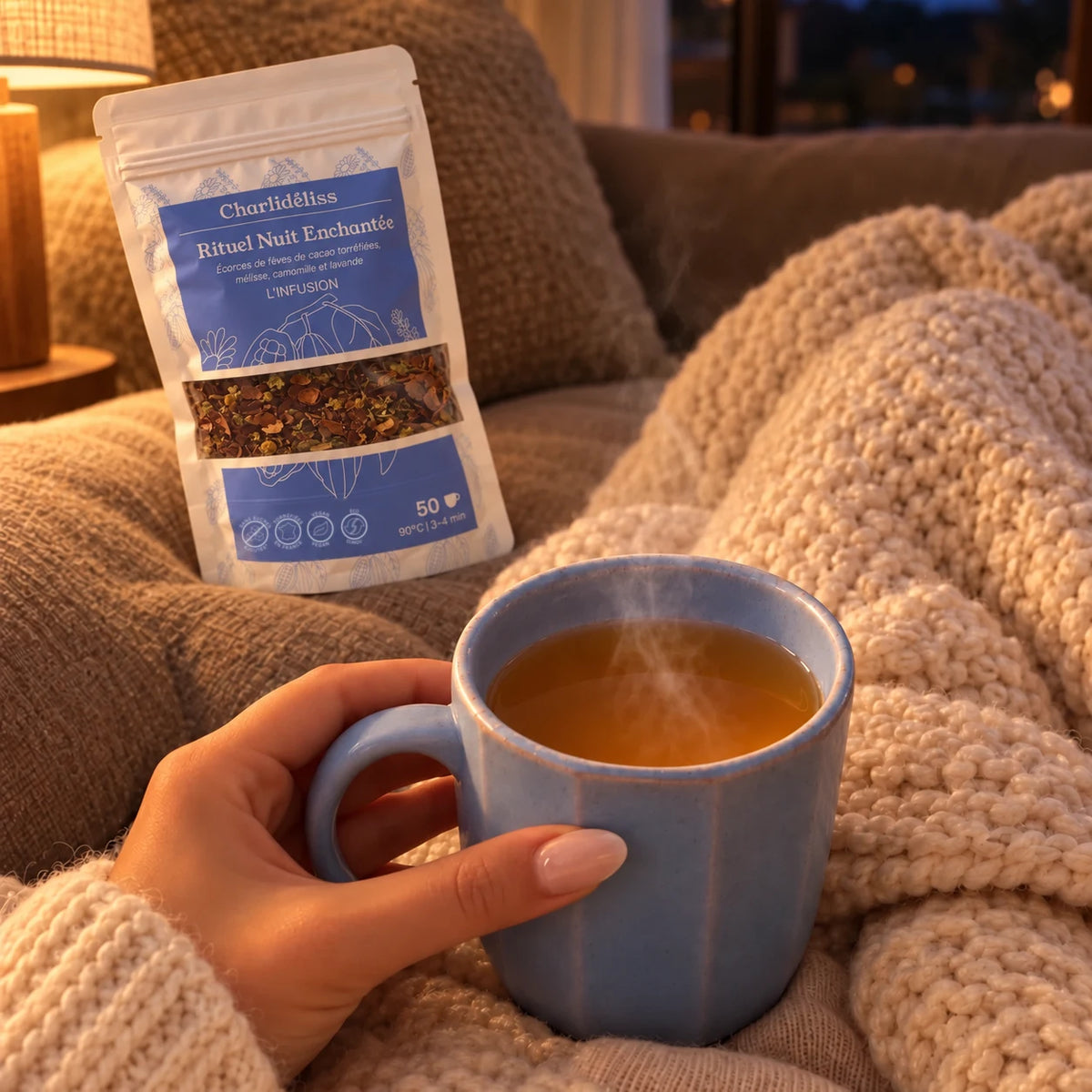 Soirée cocooning, lumière tamisée, avec une tasse de Rituel Nuit Enchantée