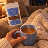 Soirée cocooning, lumière tamisée, avec une tasse de Rituel Nuit Enchantée