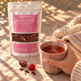 Tasse fumante de tisane pour la peau au cacao et à la framboise