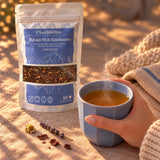 Tasse fumante de tisane pour dormir au cacao et à la lavande