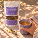 Tasse fumante de tisane relaxante au cacao, à l'orange et à la cannelle